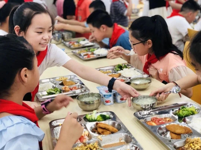江苏省推进实施“阳光食堂”工程，保障学生吃得放心、实惠