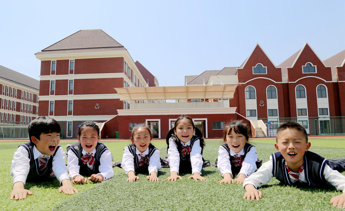 孩子们脸上洋溢着灿烂的笑容