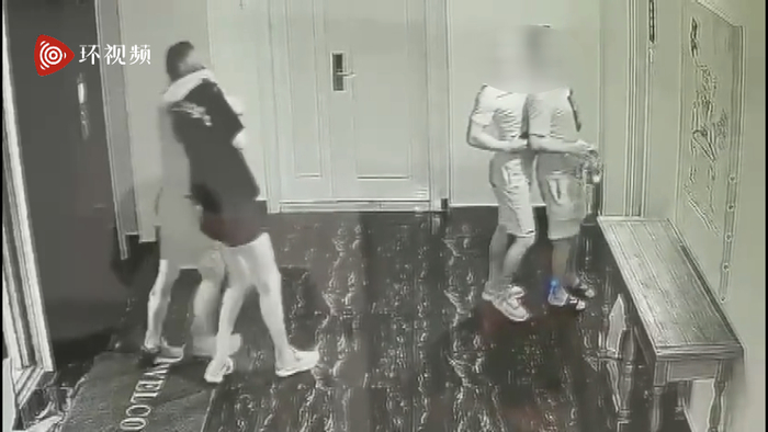 监控画面显示，一男一女被两人挟持进了房间内