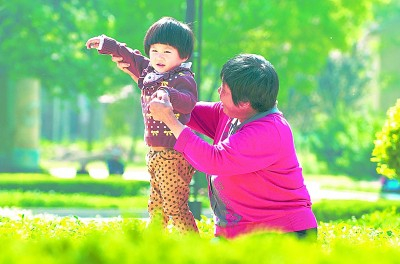 老年人带娃图景。&nbsp;刘国光摄/光明图片