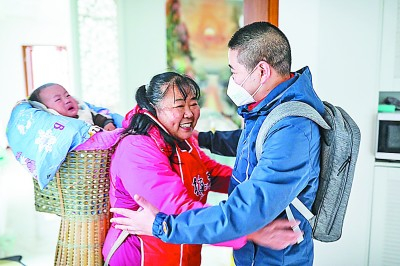 贵州第三批援鄂医疗队成员李董江在援鄂的53天间，母亲一直帮忙照料孩子。新华社发