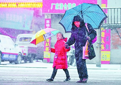 老年人带娃图景。&nbsp;李志军摄/光明图片