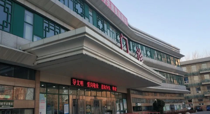 廊坊市中医医院门诊处。摄影/辛颖