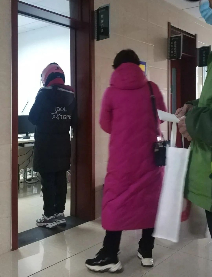 廊坊中医院特病门诊周末等候开药的患者。摄影/辛颖