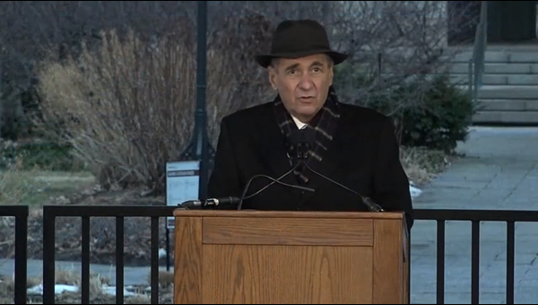 ▲芝加哥大学校长罗伯特·齐默教授致辞。视频截图