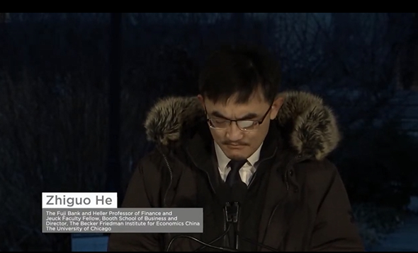 ▲范轶然的导师、布斯商学院金融学教授何治国在追悼会致辞。视频截图