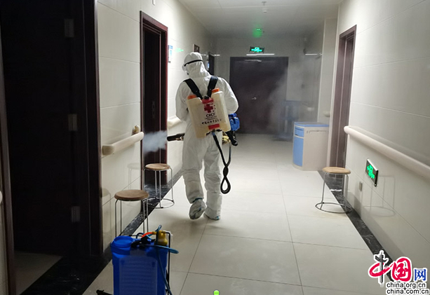 中国红十字基金会防疫消杀志愿服务队在新乐市中医院开展消杀工作。消杀志愿服务队供图