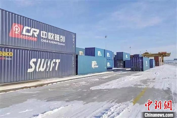     图为二连浩特铁路口岸。　梁晓虹　摄