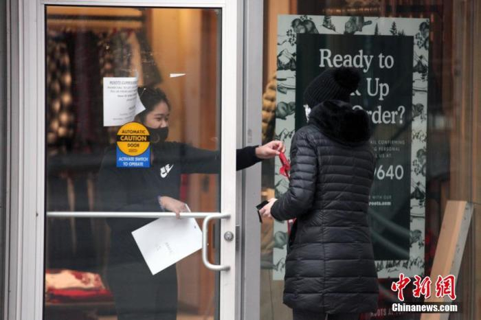 当地时间1月14日，加拿大多伦多市中心一家暂时谢绝顾客入内的商户为顾客提供预约取货服务。多伦多所在的加拿大人口第一大省安大略省从当天开始实施“居家令”。 中新社记者 余瑞冬 摄