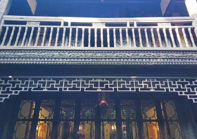 雕梁画栋的厅堂