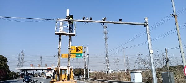 图说：工作人员对庄胡公路收费站公共视频补光灯作了调整  金山警方供图