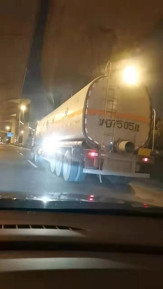 图说：土方车上的“腰灯”对后车驾驶员的干扰很大