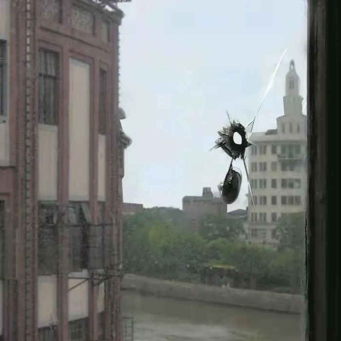 ▲大楼332室玻璃上留下的枪眼