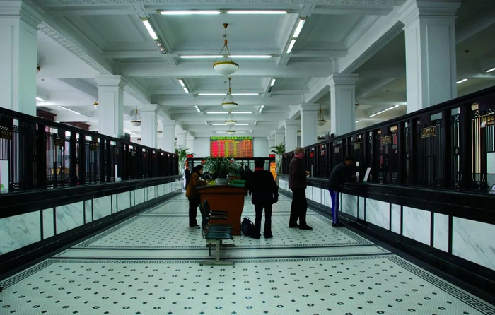 ▲有“远东第一大厅”之称的营业大厅