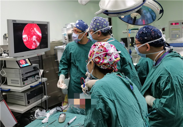图说：上海九院为患者安排急诊手术 来源/采访对象提供