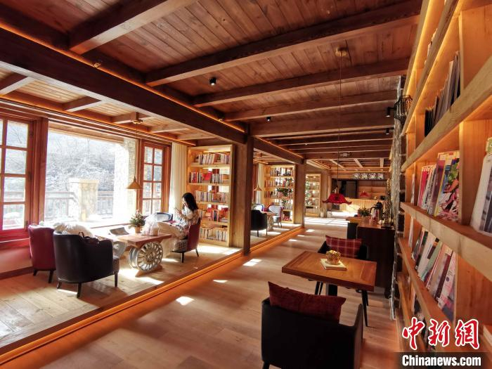     图为游客在九如山度假风景区的书吧中休息。　赵晓　摄