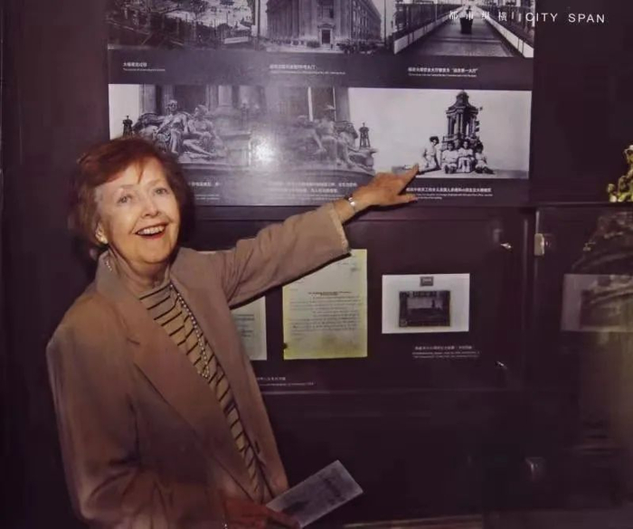 ▲2006年，卓娅重游大楼，参观邮政博物馆