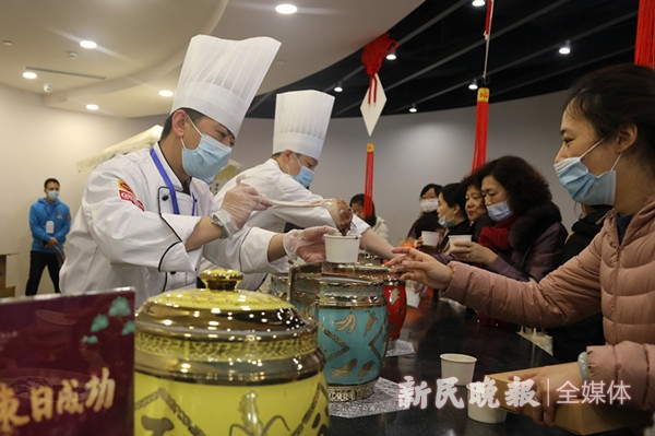 图说:市民品尝不同品种的腊八粥。