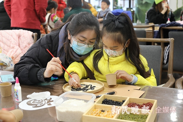 图说：一对母女在制作“腊八手作•五谷贴画”。（ 王凯摄 下同）