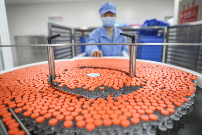 工作人员在科兴中维新冠疫苗包装车间内工作。新华社记者 张玉薇 摄