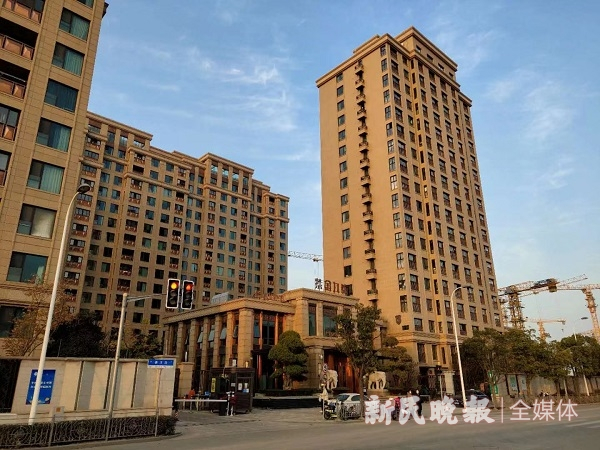 图说：德淳路99弄大名城紫金九号小区门头 新民晚报记者 徐驰 实习生 熊伟康 摄（下同）