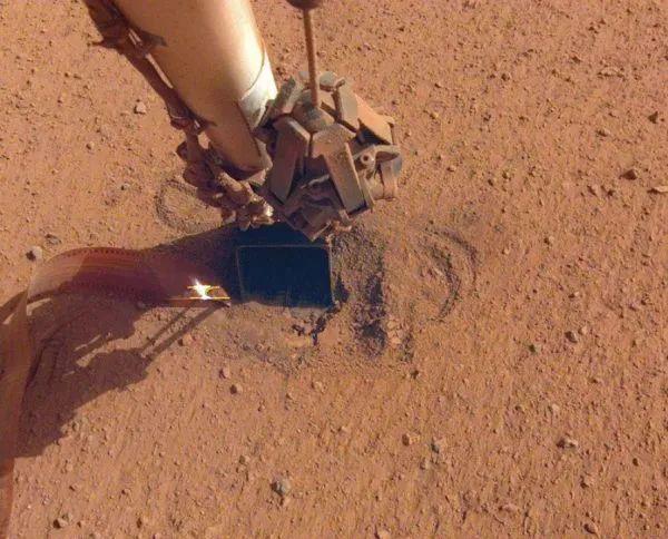 ▲NASA宣布彻底放弃火星钻探装置“鼹鼠”。（英国《每日邮报》网站）