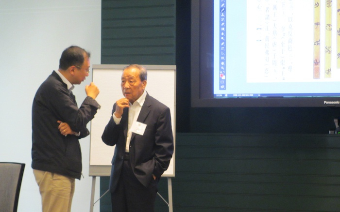 李学勤先生与秦志华在美国达慕斯-清华“清华简”国际学术讨论会上交谈