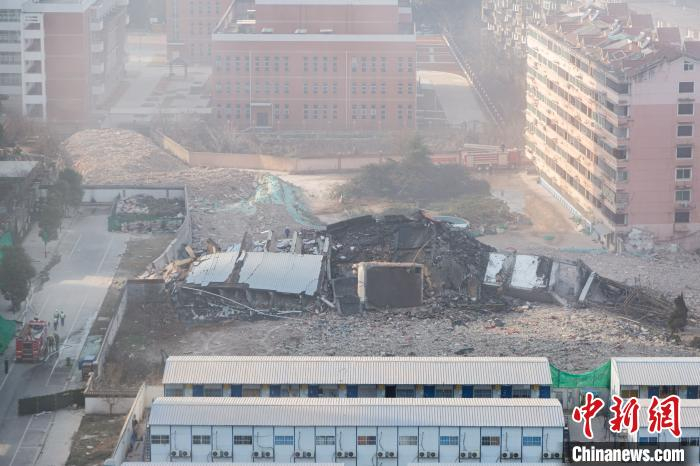 在大楼爆破后，将尽快进行后续规划工作以及拆迁户安置房建设工作。　刘力鑫 摄