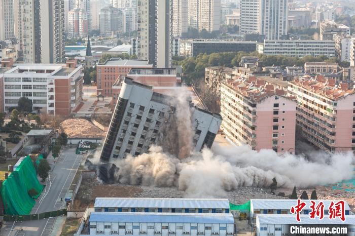 图为南昌市公安局刑侦支队原办公大楼爆破拆除瞬间。　刘力鑫 摄
