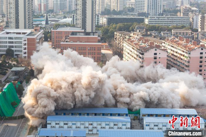 图为南昌市公安局刑侦支队原办公大楼爆破拆除瞬间。　刘力鑫 摄