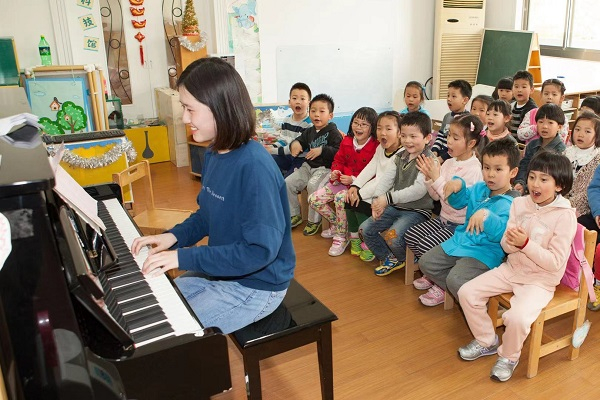 图说：上师大学前教育专业深入幼儿园开展教育教学实践  上师大供图（下同）