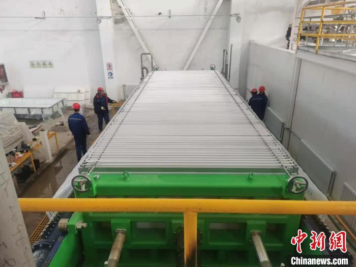 图为单台电解槽总览。中国科学院青海盐湖研究所供图