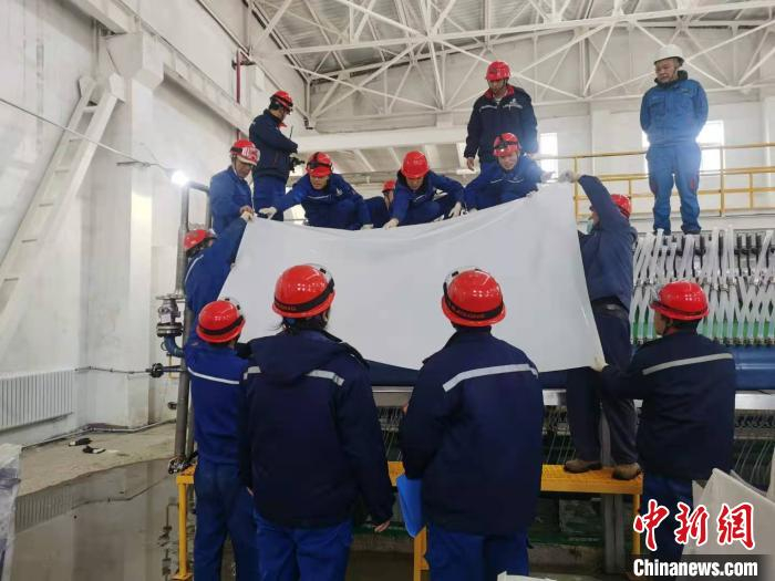     图为研究人员正在安装离子膜。中国科学院青海盐湖研究所供图