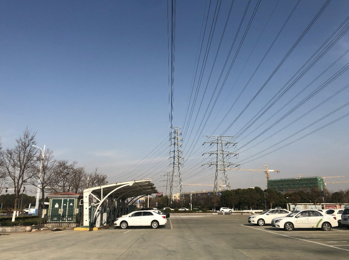 陷入争议的充电站 时代周报记者摄