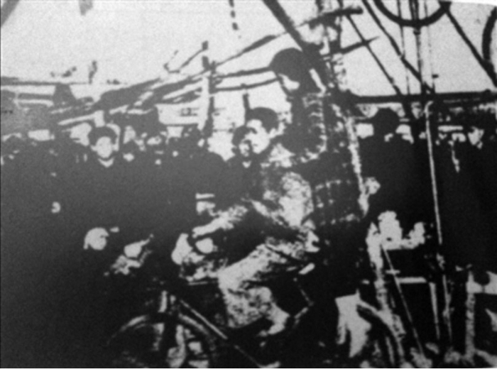 北平沦陷时期，民间艺人金业勤在天桥卖艺。