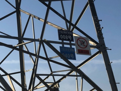 充电站上方的110KV翔跃线&nbsp;&nbsp;时代周报记者摄