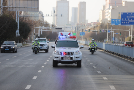  ▲石家庄市护送造血干细胞的交警车队。受访者供图