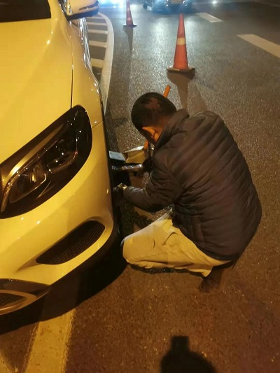 图说：高架路上紧急维修