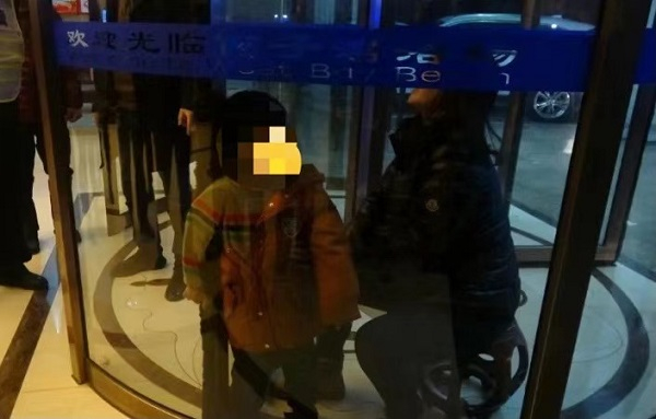 图说：小男孩手被卡在大厅旋转玻璃门的夹缝中 来源/采访对象供图