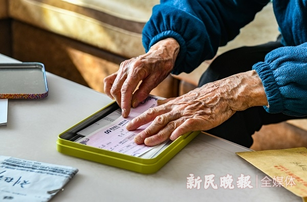 图说：刘杜珍一直惦记着老伴的心愿