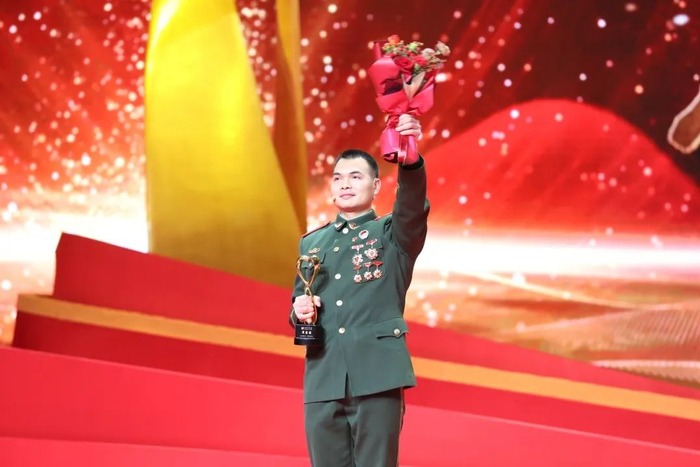 覃家缓 罗嘉 摄