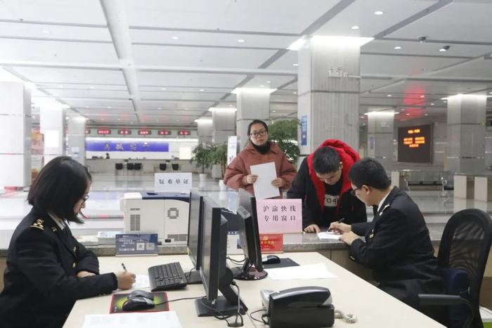 “沪渝直达快线”专用窗口 重庆海关供图