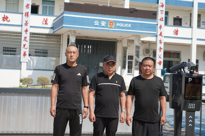 　　被佟胜军诬告陷害遭错误羁押239天的天懋公司保安岳洪强、刘立中、王雪东（从左到右）在羁押三人的看守所外。