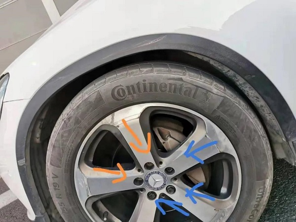 图说：5颗螺丝都没有拧紧