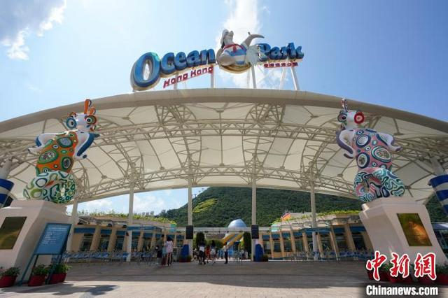 图为海洋公园大门，今后这里的闸口将被取消。 张炜 摄