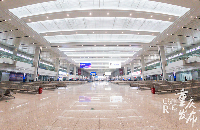 宽敞明亮的候车大厅 邹乐 摄