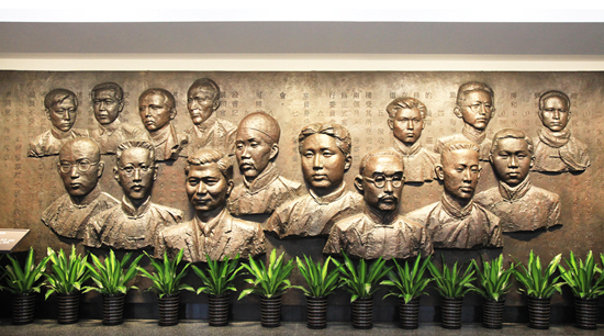     位于上海的中共一大会址里的塑像《起点》，参加中国共产党第一次全国代表大会的各地代表和国际代表。刘建华/摄