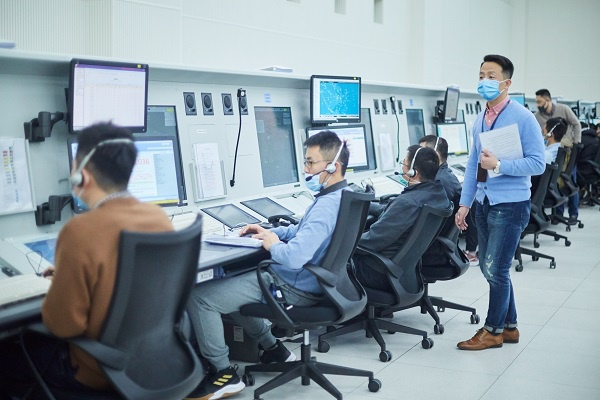 图说：华东空管局的空中交通管制员们在紧张工作中  蔡县青 摄（下同）