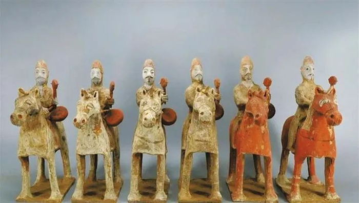 ▲西安少陵原十六国墓葬中出土的陶俑（资料图）