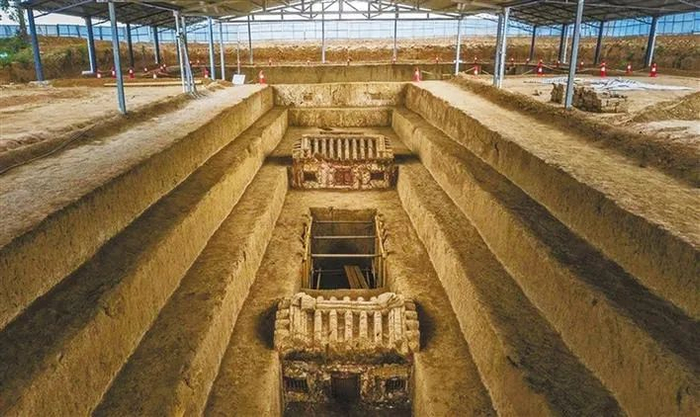 ▲中兆村M100墓道上方土雕建筑全景（资料图）